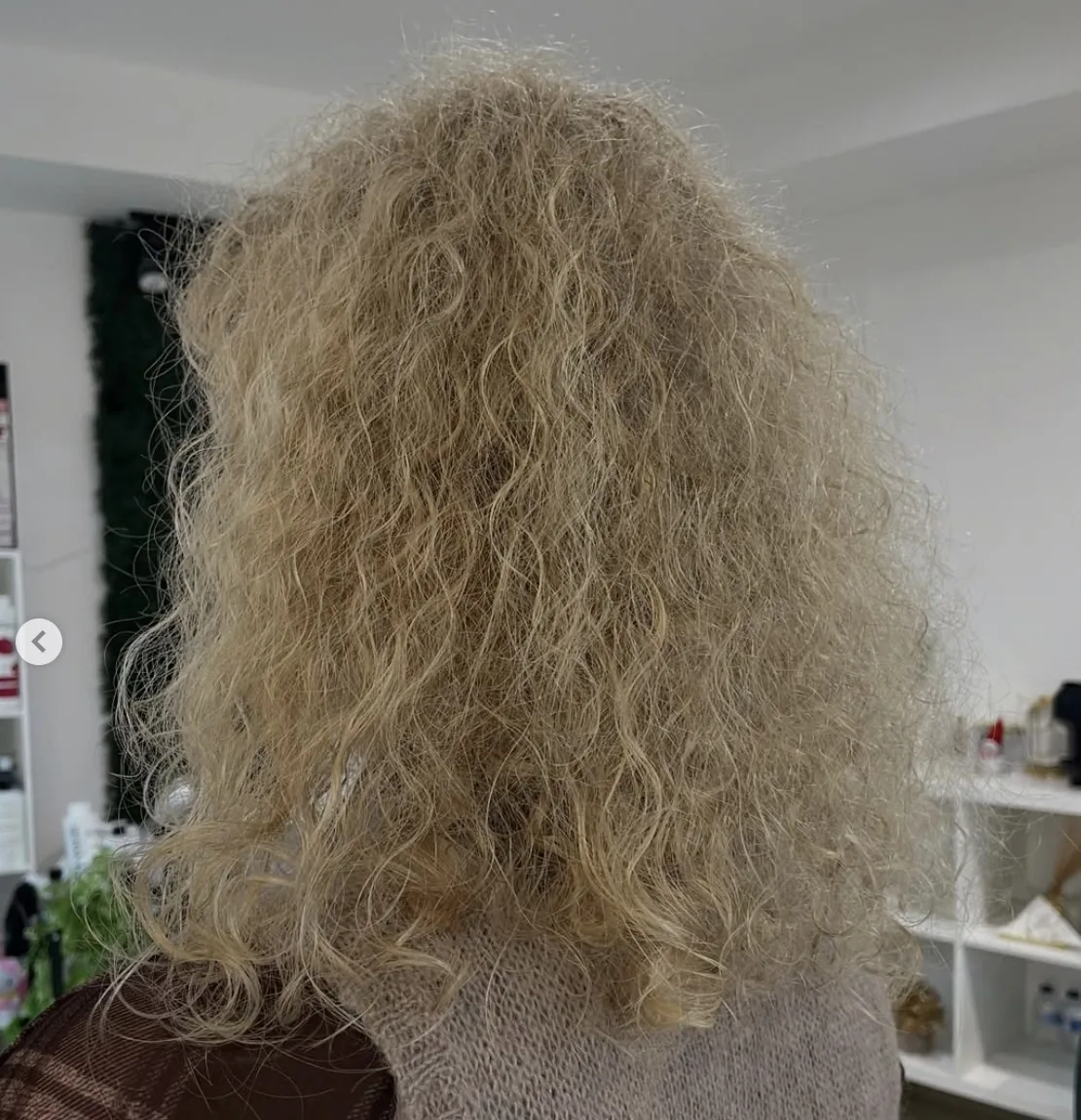 Cabelo loiro antes do trabalho, com frizz e pouca definição