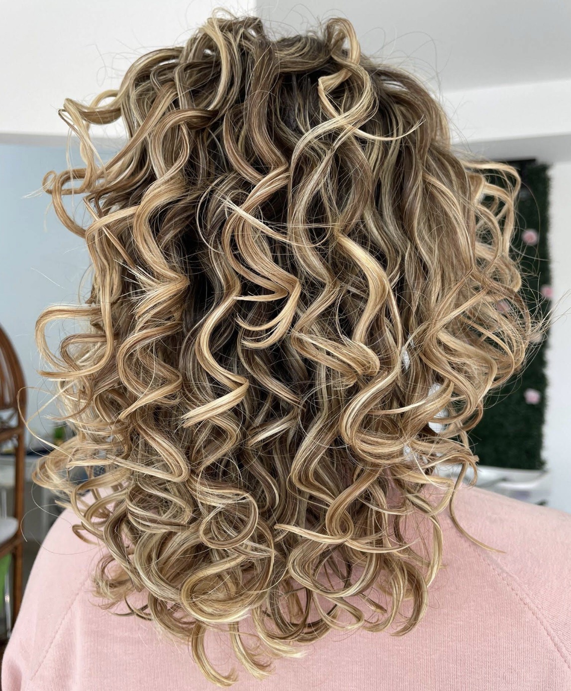 Cabelo cacheado iluminado com mechas loiras