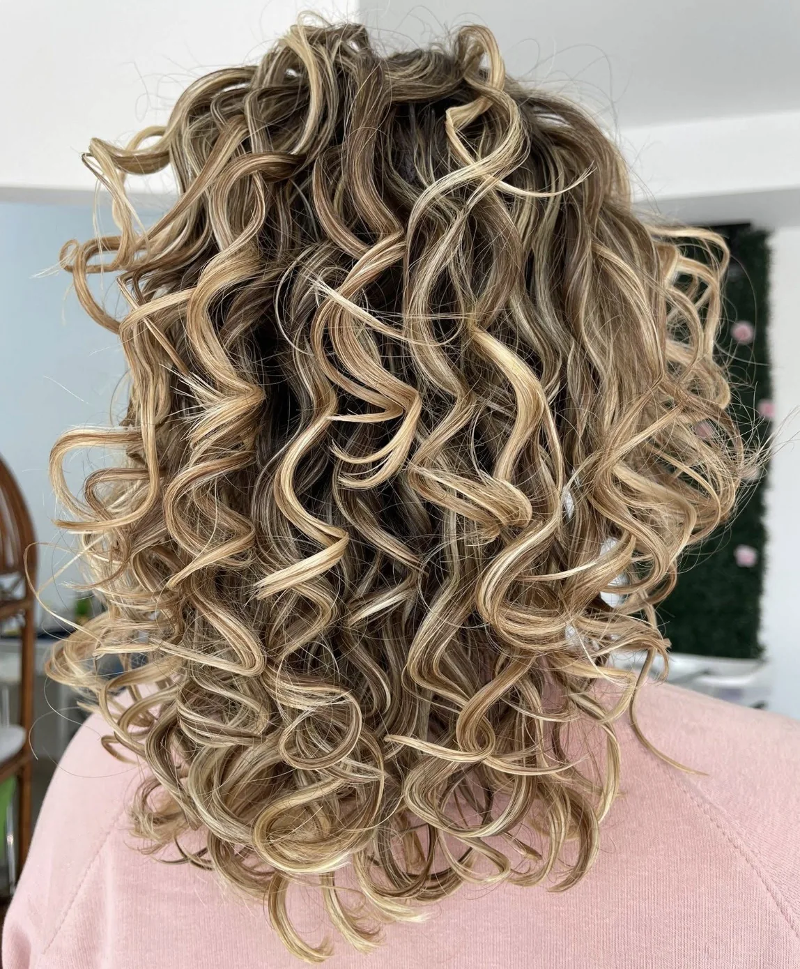 Cabelo cacheado iluminado com mechas loiras
