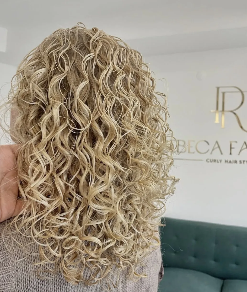 Cabelo loiro depois do trabalho, com cachos definidos e brilho