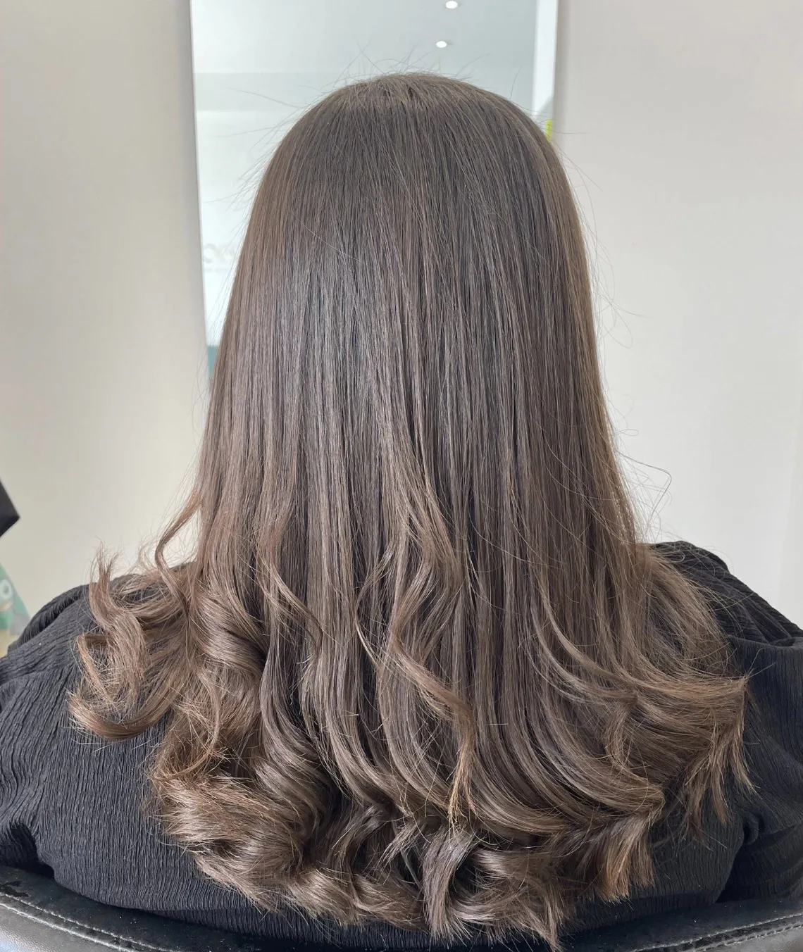 Cabelo castanho liso com acabamento e movimento nas pontas