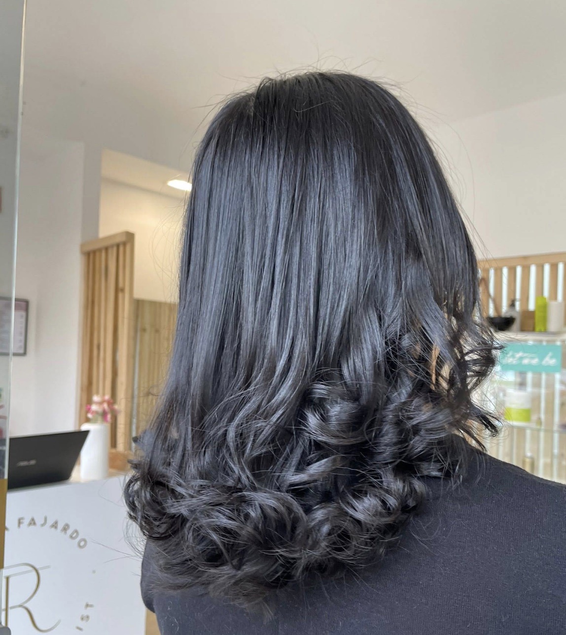 Cabelo escuro liso com pontas enroladas e brilho