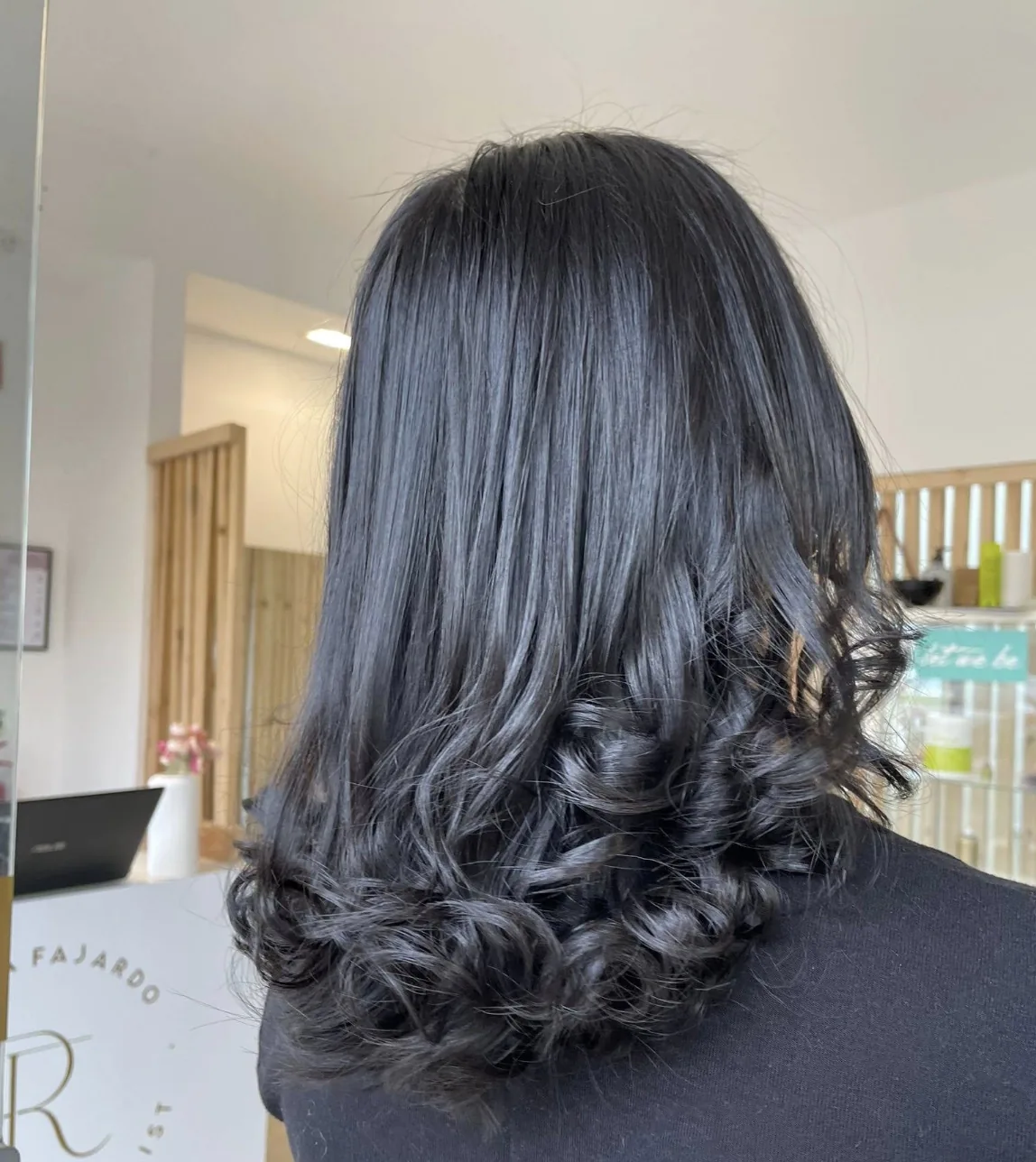 Cabelo escuro liso com pontas enroladas e brilho