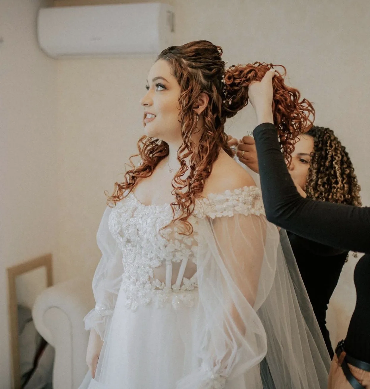 Rebeca Fajardo a trabalhar no penteado cacheado de uma noiva